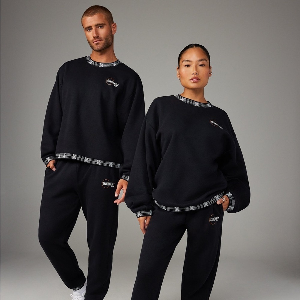 Savage X Fenty ESSENTIAL SCOPE LOGO-TRIM SWEATSHIRT